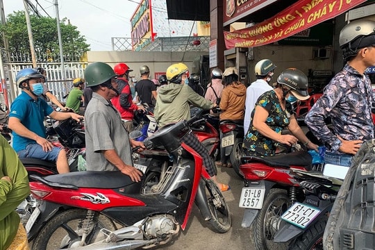 TPHCM: Dân xếp hàng đổ xăng, dầu trước thông tin tăng giá