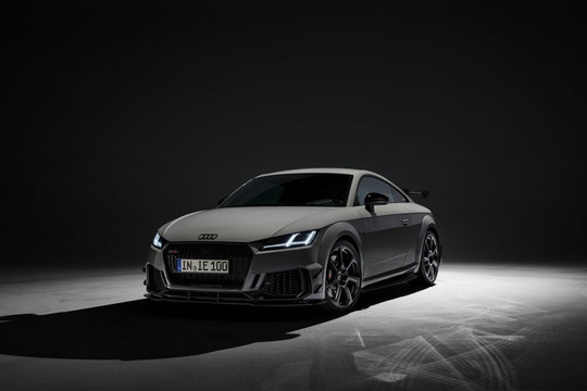 Audi TT RS Iconic Edition ra mắt