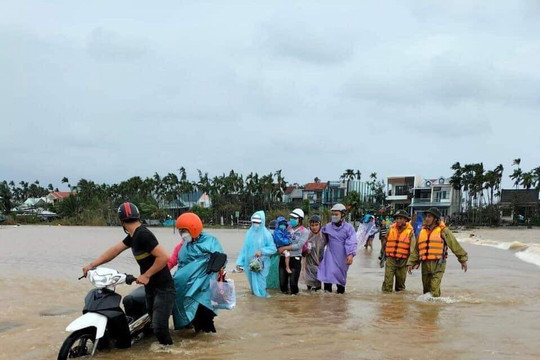 Quảng Nam: Cứu học sinh, người đàn ông bị nước lũ cuốn trôi
