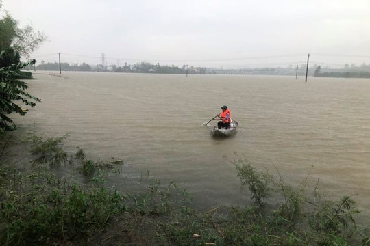 Một người bị lũ cuốn trôi ở Quảng Ngãi