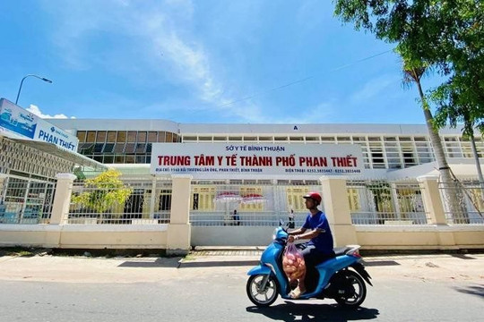 Giám đốc Trung tâm Y tế chỉ đạo bác sĩ chẩn đoán bệnh nhẹ thành… nặng