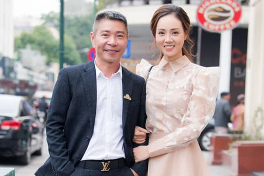 Nghệ sĩ Công Lý tự mình đi từ trên nhà xuống sảnh để lên xe đến nhà hát họp, vợ lén theo sau quan sát