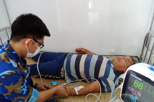 Bệnh xá đảo Sinh Tồn cấp cứu ngư dân bị đột quỵ não