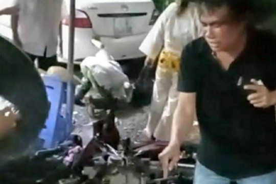 Xe ô tô lao vào đám tang khiến nhiều người bị thương 