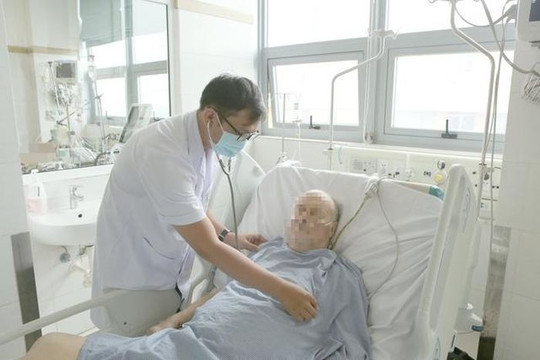 Truyền 20 lít máu hiếm cứu bệnh nhân người Bỉ bị sốt rét ác tính