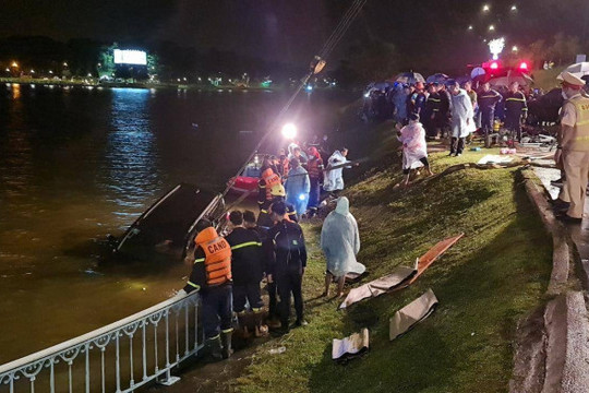 Ô tô mất lái lao xuống hồ Xuân Hương, 2 người tử vong
