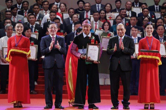 Chủ tịch nước trao danh hiệu cho các nông dân Việt Nam xuất sắc năm 2022