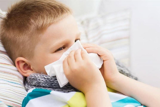 Tại sao trẻ thường bị ốm khi đi ra ngoài chơi? Có phải ở trong nhà sẽ an toàn hơn, vấn đề nằm ở đâu?