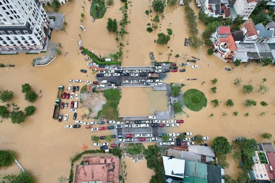 Mưa lớn làm ngập hàng ngàn ngôi nhà ở tỉnh Thừa Thiên Huế