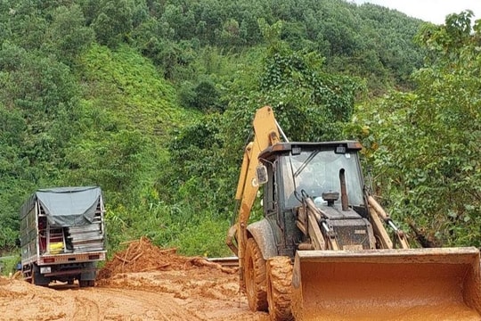 Bộ Giao thông Vận tải yêu cầu bảo đảm an toàn giao thông, khắc phục sạt lở sau mưa lũ
