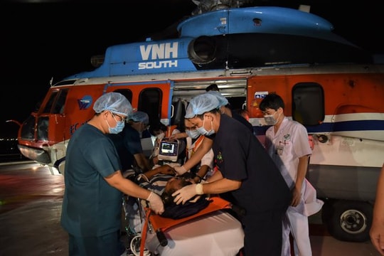 Trực thăng đưa ngư dân bị đột quỵ não từ Trường Sa về đất liền điều trị