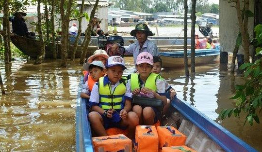 Tổ chức các tổ, đội đưa học sinh vùng lũ đến trường