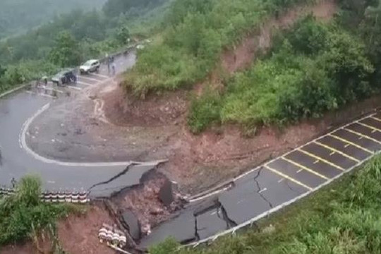 Bắt đầu khắc phục sạt lở đường lên Cửa khẩu La Lay