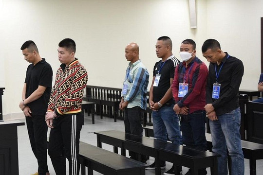 Dắt nhau vào tù vì sang tên mảnh đất đang tranh chấp cho “đầu gấu”