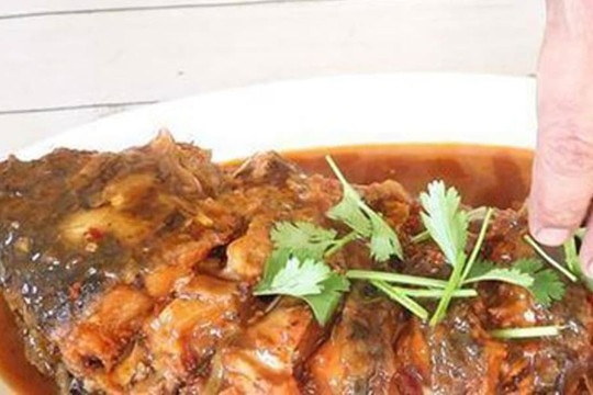 Món cá kho tộ không bao giờ dễ dàng, đầu bếp sẽ dạy bạn những mẹo nhỏ để ngon hơn cả nhà hàng