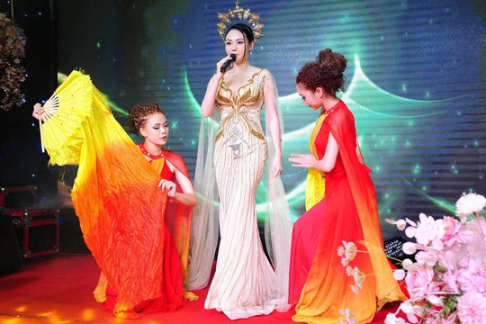 Ca sĩ Phương Thuý Sao Mai hát Phượng Hoàng Lửa trong lễ kỷ niệm 14 năm thành lập CLB tóc đẹp Việt Nam