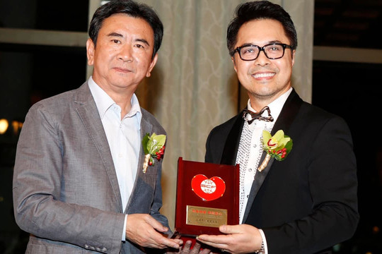 Hiệp sĩ - họa sĩ Daniel K. Winn đạt nhiều giải thưởng danh giá quốc tế về thuyết giảng cho sinh viên Việt