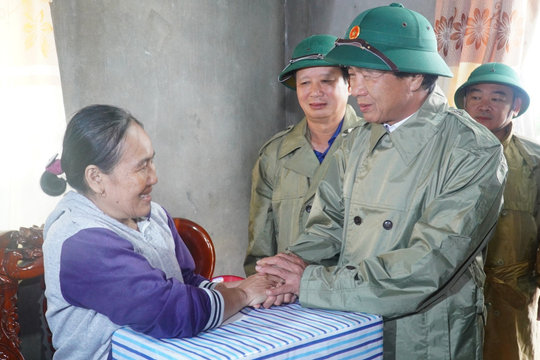 Phó Thủ tướng Lê Văn Thành kiểm tra công tác khắc phục hậu quả mưa lũ tại tỉnh Thừa Thiên Huế