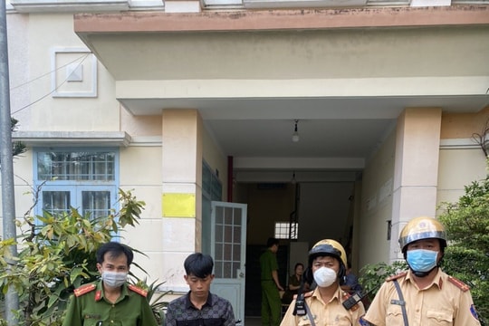 TPHCM: 2 thanh niên cướp giật trên quốc lộ bị CSGT truy bắt