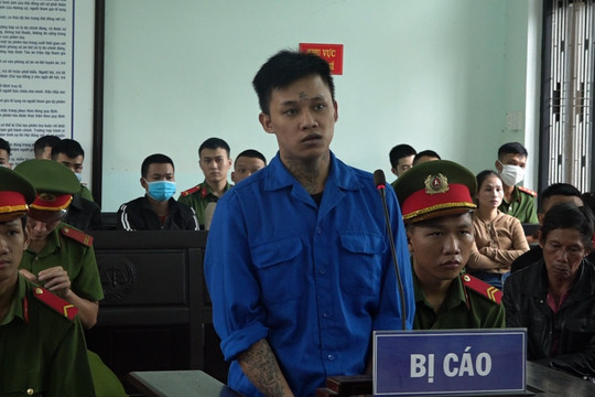 Dùng xăng đổ lên người bạn gái rồi châm lửa đốt