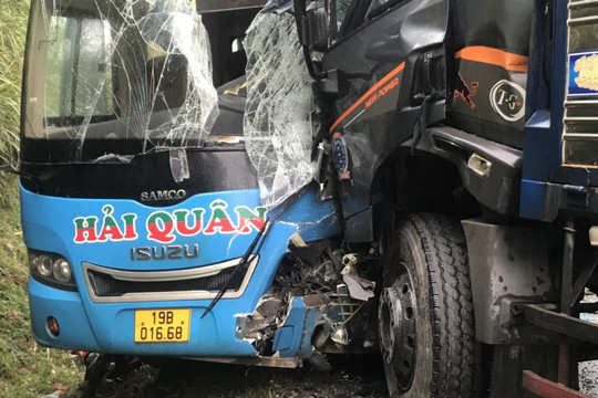 Tai nạn giao thông liên hoàn khiến 5 người bị thương 