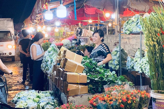 Niềm vui ngày lễ của những người phụ nữ tại chợ hoa lớn nhất Hà Nội