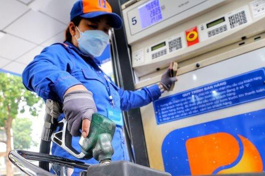 Giá xăng tăng nhẹ hơn 300 đồng/lít