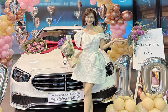 Diễn viên Hương Giang nhận xế hộp hạng sang đúng ngày 20/10
