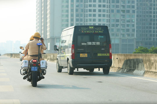 Hà Nội: Xử lý gần 500 ô tô đi vào làn khẩn cấp trên đường vành đai 3