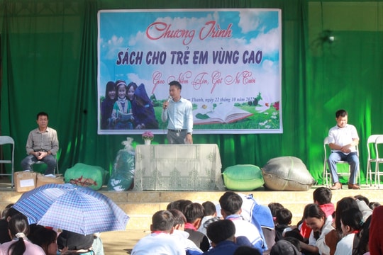 Trao sách, áo ấm, đồ dùng bán trú cho học sinh nghèo Trường PTDT Bán Trú THCS Tam Thanh
