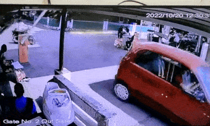 Cố vượt qua barie tự động, người đàn ông đi xe máy gặp tai họa đầy đau đớn