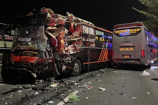 4 xe khách tông liên hoàn trong đêm tại Bình Thuận