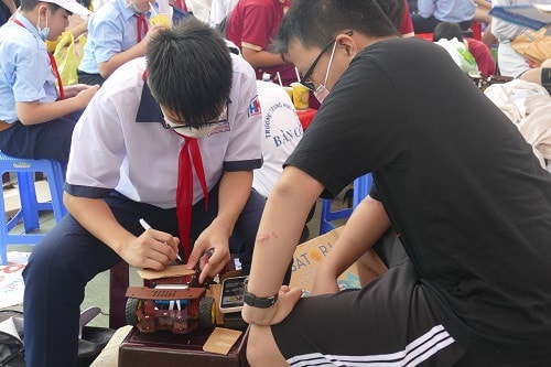 Gần 100 đội tham gia sân chơi sáng tạo đua xe Robot F1