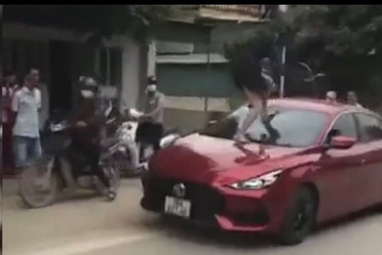 Nhảy lên nắp capo chặn xe ô tô, cắn đứt tai tình địch