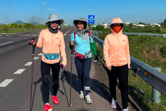 Đôi bạn tri kỷ đi bộ xuyên Việt lan tỏa yêu thương đến trẻ em mồ côi
