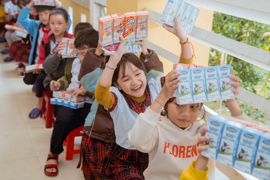 Vinamilk hỗ trợ hàng trăm ngàn sản phẩm dinh dưỡng cho học sinh và người dân 3 tỉnh miền Trung bị thiên tai