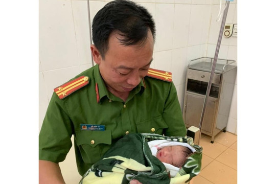 Trưởng công an xã giúp mẹ bầu vượt cạn ngay lề đường