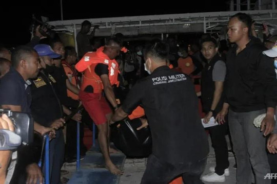 Cháy tàu thủy ở Indonesia: 14 người thiệt mạng