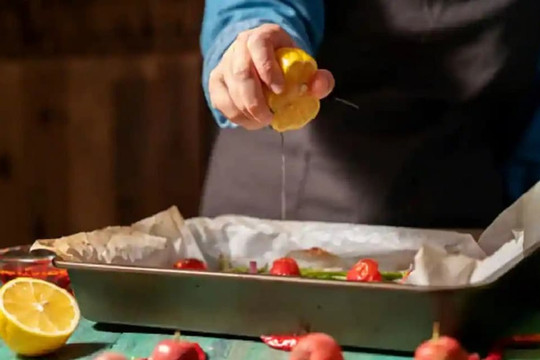 Tại sao không nên vắt chanh vào đồ ăn vẫn còn nóng? Chuyên gia ẩm thực người Ấn Độ đưa ra lời giải thích