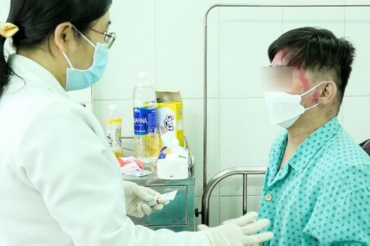 Nhiễm trùng nặng do tự ý chích vỡ các mụn nước