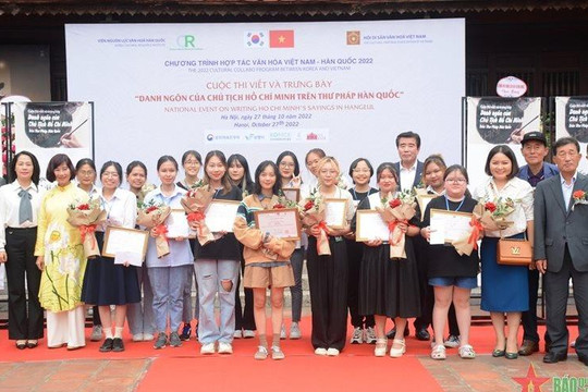 Trao 15 giải thưởng Cuộc thi viết “Danh ngôn của Chủ tịch Hồ Chí Minh trên thư pháp Hàn Quốc”