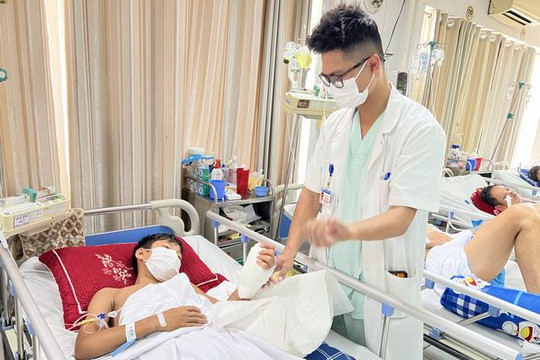 Tự làm thước kẻ gỗ, bé trai bị máy cưa đứt bàn tay