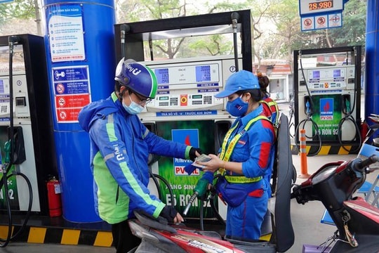 Thủ tướng yêu cầu 2 Bộ trưởng nghiên cứu đề xuất giải pháp điều hành xăng dầu