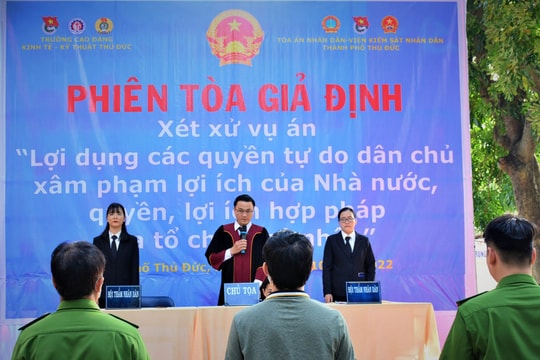 Chi đoàn TAND TP Thủ Đức tổ chức phiên toà giả định tuyên truyền, phổ biến, giáo dục pháp luật cho hơn 500 sinh viên