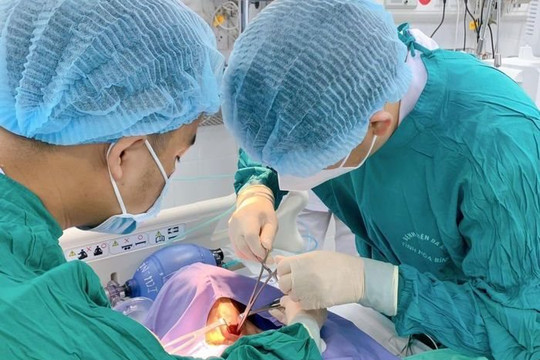 Co cứng toàn thân sau khi cọc nhọn đâm vào bàn chân