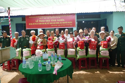 Bàn giao nhà tình nghĩa, tặng quà cho gia đình chính sách tại Bình Phước