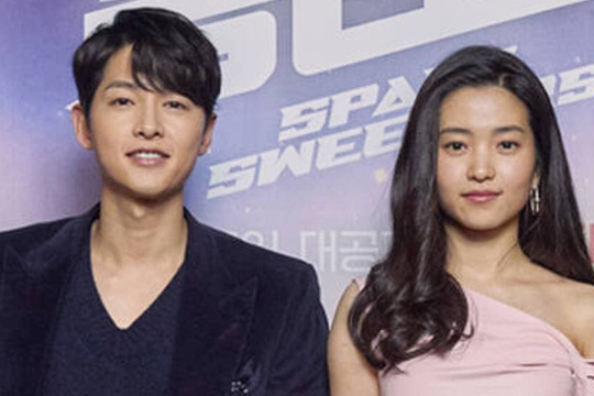 Song Joong Ki bị lộ ảnh hẹn hò với 'Nàng thơ của điện ảnh Hàn' ở trời Tây?