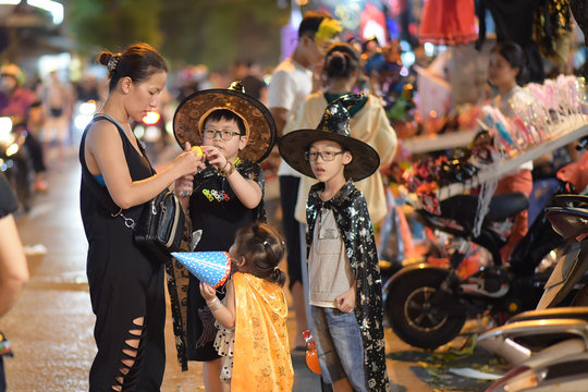 Trẻ em thích thú vui chơi, mua sắm đồ hóa trang trước thềm Halloween