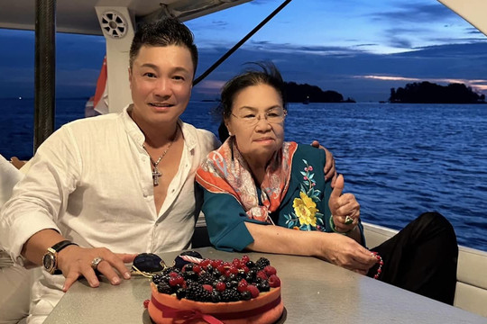 Lý Hùng cùng gia đình đưa mẹ đi du lịch Singapore