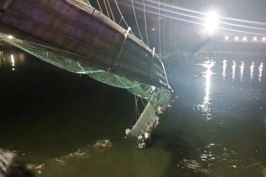 Sập cầu treo ở Ấn Độ, ít nhất 91 người thiệt mạng